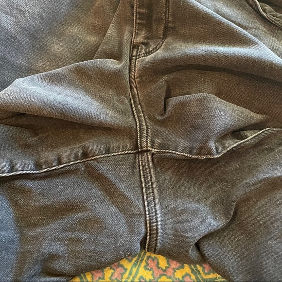 American Eagle Super High Waisted Black Wash Jeans - Picture 10 of 16